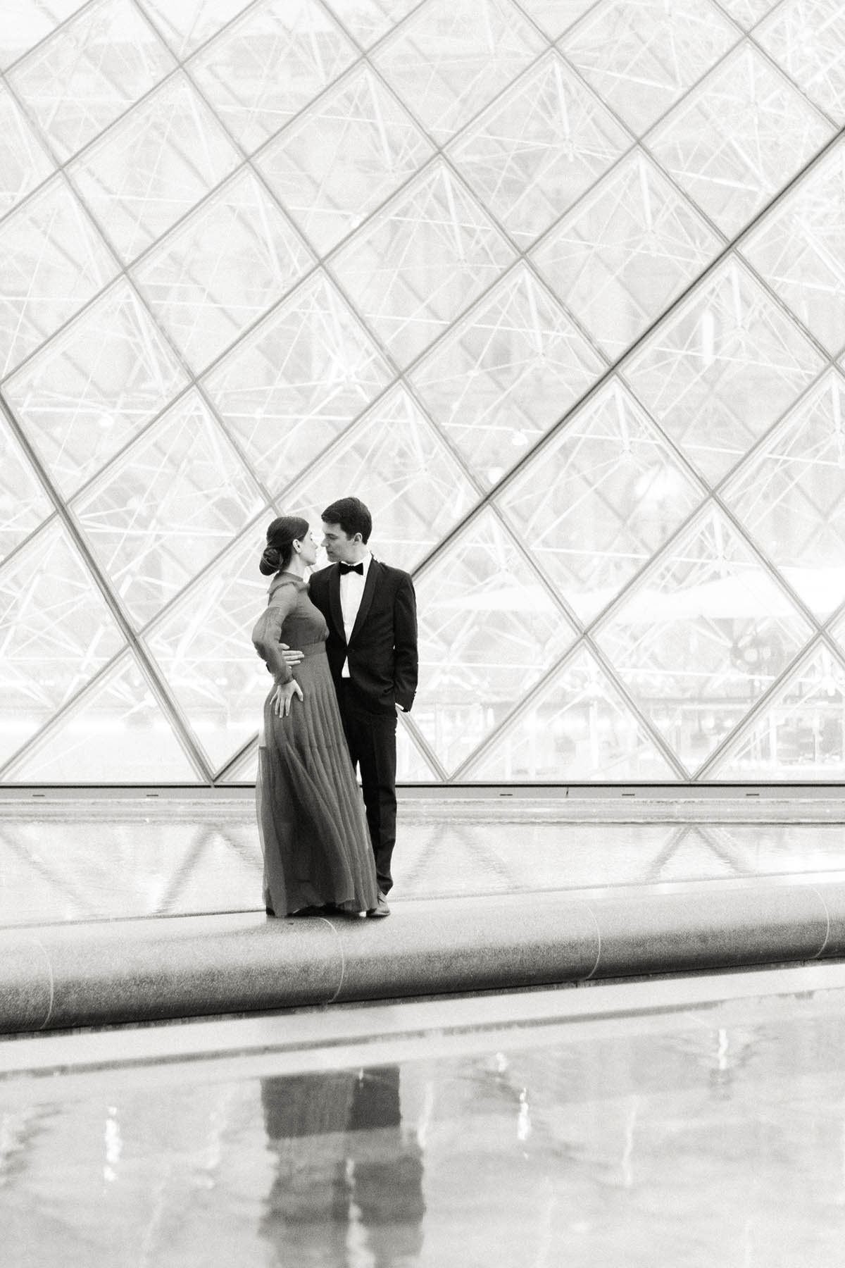 une femme pose devant l'objectif